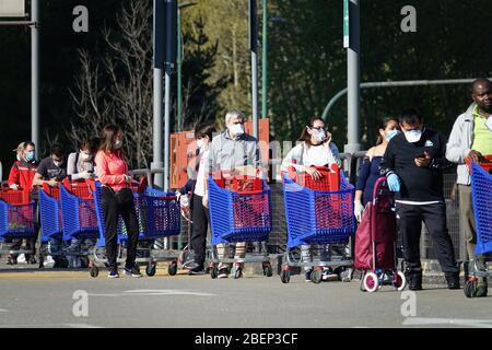 Coronavirus Pandemie Effekte: Lange Schlange, um den Supermarkt zum Einkaufen zu betreten. Mailand, Italien - April 2020 Stockfoto