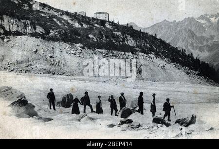 Randonneurs faisant la traversee de la mer de glace, vue de l'Hotel du Montanvert (d'apres l'ancien nom du Glacier) (Touristen auf dem Gletscher Montanver Stockfoto