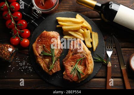 Zusammensetzung mit gebratenen Steaks und Wein. Grillgerichte Stockfoto