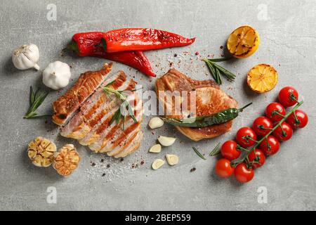 Zusammensetzung mit gebratenen Steaks und Gewürzen. Grillgerichte Stockfoto
