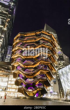 NEW YORK, NY, USA - 10. MÄRZ 2020: Das Schiff - die neue Attraktion im modernisierten Stadtteil Hudson Yards at Night, New York City, USA Stockfoto