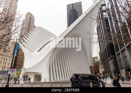 New York City, USA - 10. März 2020: Blick auf die Straße des Oculus - World Trade Center Terminal Station, umgeben von Wolkenkratzern im unteren Ma Stockfoto