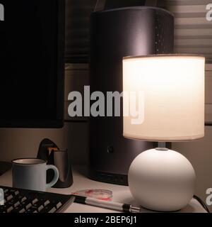 Runde weiße Porzellan-Kugelschirm Lampe in Home Office-Umgebung Stockfoto