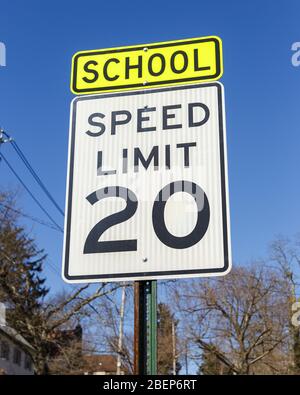 Verkehrsschild mit einer Geschwindigkeitsbegrenzung von 20 mph in der Nähe der Schule oder des Kindergartens in der amerikanischen Nachbarschaft Stockfoto