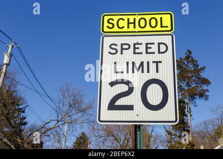 Verkehrsschild mit einer Geschwindigkeitsbegrenzung von 20 mph in der Nähe der Schule oder des Kindergartens in der amerikanischen Nachbarschaft Stockfoto