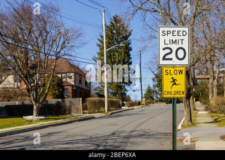 Verkehrsschild mit einer Geschwindigkeitsbegrenzung von 20 mph in der Nähe der Schule oder des Kindergartens in der amerikanischen Nachbarschaft Stockfoto