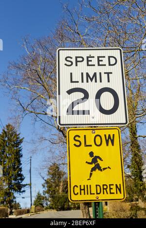 Verkehrsschild mit einer Geschwindigkeitsbegrenzung von 20 mph in der Nähe der Schule oder des Kindergartens in der amerikanischen Nachbarschaft Stockfoto