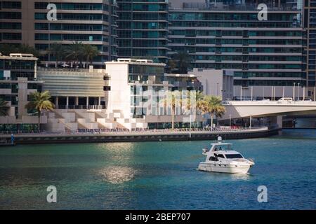 DUBAI, VAE - NOVEMBER 13: Moderne Gebäude in Dubai Marina, Dubai, VAE. In der Stadt der künstlichen Kanallänge von 3 Kilometern entlang der Perser Stockfoto