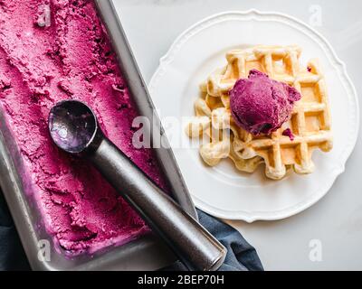 Eis und duftende Waffeln. Nahaufnahme Stockfoto