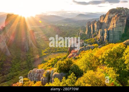 Griechenland. Sommeruntergang über Tal des Felsklosters in Meteora (in der Nähe von Kalambaka) und Sonnenstrahlen Stockfoto