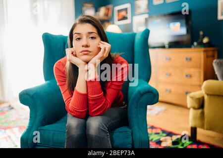 Gestresste traurige Frau in schlechter Laune überdenken Problems.Bored zu Hause bleiben mom.Quarantine psychische Gesundheit effect.Social Distanzierung Einsamkeit.emotional Stockfoto