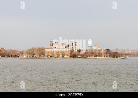 Das Haupteinwanderungsgebäude auf Ellis Island im New Yorker Hafen, Blick vom Fährschiff Stockfoto
