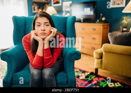 Denken traurige Frau in schlechter Stimmung überdenken Problems.Bored zu Hause bleiben.Quarantäne psychische Gesundheit effect.Self-Isolation emotionale Herausforderung. Stockfoto