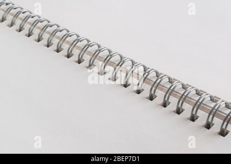 Die metallische Spirale eines Notizbuchs Stockfoto