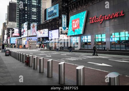 Bewohner von Manhattan, die sich auf Fahrrädern und Motorroller in leeren Straßen von New York bewegen, da die Stadt während der COVID-19-Pandemie geschlossen wird. Stockfoto
