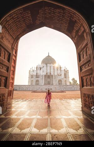 Frau in rotem Sari am Taj Mahal, UNESCO-Weltkulturerbe, Agra, Uttar Pradesh Staat, Indien, Asien Stockfoto
