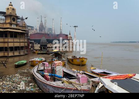 Krematorien in Varanasi, überflutet vom Ganges, Indien Stockfoto