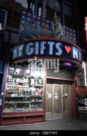 Der NYC Souvenirladen am Times Square ist während der COVID-19 Quarantäne geschlossen und außer Betrieb. Stockfoto