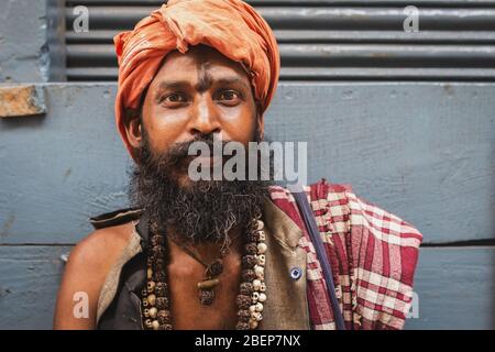 Ein Sadhu, ein hinduistischer heiliger Mann in Varanasi, Uttar Pradesh, Indien Stockfoto