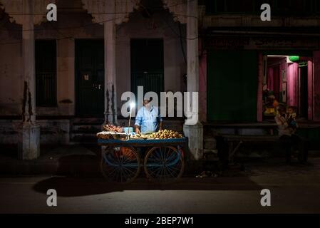 Straßenverkäufer auf den Straßen von Varanasi, Indien Stockfoto
