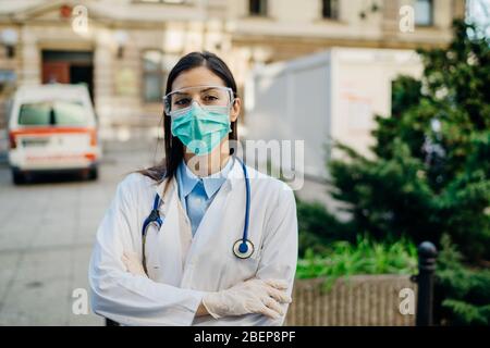 Tapferer optimistischer Sanitäter in der Front, der in einer Isolationskrankenhauseinrichtung mit infizierten Patienten arbeitet.Covid-19 Notaufnahme Triage Arzt wi Stockfoto