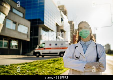 Tapferer optimistischer Sanitäter in der Front, der in einer Isolationskrankenhauseinrichtung mit infizierten Patienten arbeitet.Covid-19 Notaufnahme Triage Arzt wi Stockfoto