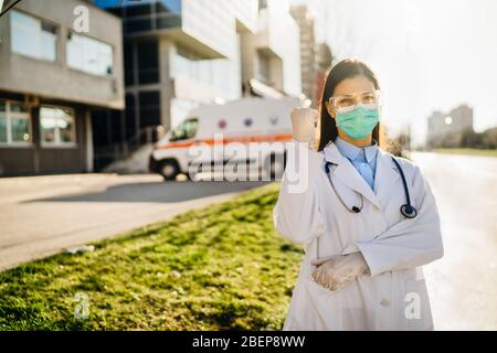 Tapferer optimistischer Sanitäter in der Front, der in einer Isolationskrankenhauseinrichtung mit infizierten Patienten arbeitet.Covid-19 Notaufnahme Triage Arzt wi Stockfoto