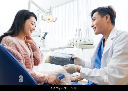Der Zahnarzt spricht mit jungen Patientinnen Stockfoto