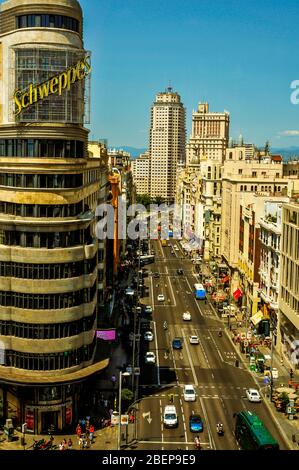 MADRID, SPANIEN - 11. AUGUST: Luftbild der Gran Via am 11. August 2014 in Madrid, Spanien, am spanischen Broadway, mit der legendären Neon-Advertis Stockfoto