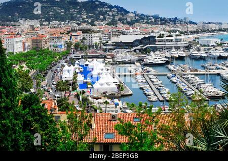 CANNES, FRANKREICH - MAI 14: Luftaufnahme des alten Hafens und des Jachthafens, voll von Luxusyachten, während der Ausgabe 68 der Filmfestspiele von Cannes im Mai Stockfoto