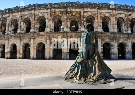 NIMES, FRANKREICH - MAI 12: Statue des Stierkampfes Christian Montcouquiol, Nimeno II., vor der Arena von Nimes am 12. Mai 2015 in Nimes, Frankreich. Dies Stockfoto