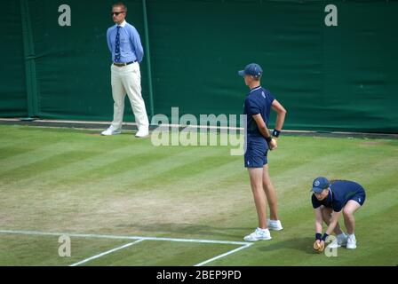 Balljungen für Andy Murray und Serena Williams spielen gegen Bruno Soares und Nicole Melichar, Wimbledon Championships 2019, London, GB. Stockfoto