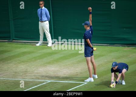 Balljungen für Andy Murray und Serena Williams spielen gegen Bruno Soares und Nicole Melichar, Wimbledon Championships 2019, London, GB. Stockfoto