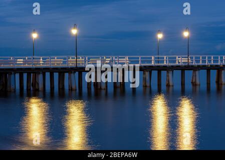 Abendansicht der hölzernen Pier in Gdynia Orlowo in Polen Stockfoto