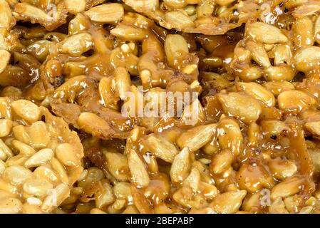 Nahaufnahme von florentiner Gebäck aus Nüssen, Samen und Honig als kulinarischen Hintergrund Stockfoto