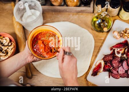 Hausfrau macht schnell einfach hausgemachte Tomaten-Pizza-Sauce von scratch.Traditional Pizza Basis Salsa recipe.Gourmet Ketchup.Cooking und Backen von Lebensmitteln bei ho Stockfoto