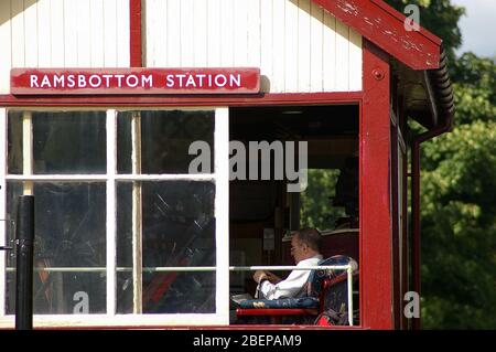 Ramsbottom, Lancashire, UK / August 24 2008: Bahnsignalmann sitzt im Signalkasten am Bahnhof Ramsbottom auf der historischen East Lancashire Railway Stockfoto