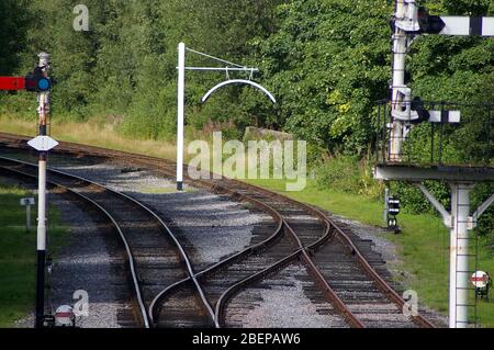 Gleise, Signale und Punkte auf einer alten Eisenbahn in Großbritannien Stockfoto