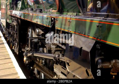 Grüne Dampflokomotive Motor Antriebsrad Montage Stockfoto