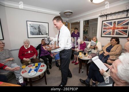 Pflegeheim, das eine Kneipe für Bewohner eröffnet hat, eines von mehreren Pflegeheimen, die jetzt einen Barbereich für ältere Bewohner bieten, England, Großbritannien Stockfoto