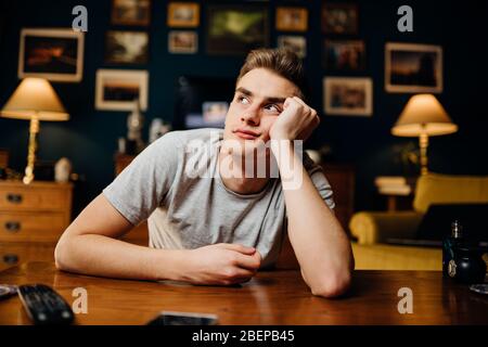 Denken traurigen Mann in schlechter Stimmung überdenken Problems.Bored zu Hause bleiben.Quarantäne psychische Gesundheit effect.Self-Isolation emotionale Herausforderung. Stockfoto