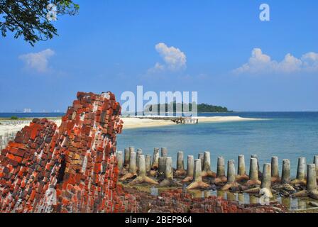 Wellenbrecher Blöcke am Meer in der Bucht von Jakarta Stockfoto