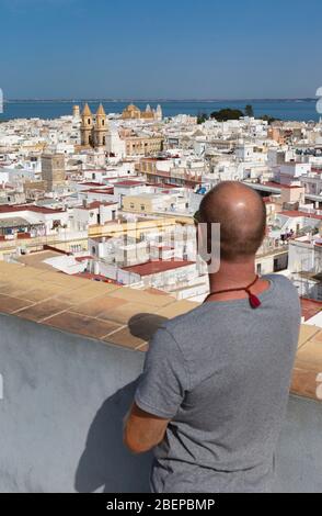 Blick auf die Altstadt von Torre Tavira, Cadiz, Provinz Cadiz, Costa de la Luz, Andalusien, Spanien. Die Kirche ist die von San Antonio. Stockfoto