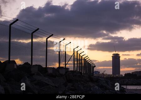 Stachelzaun Sonnenuntergang gegen niedrige Wolke 2 von 2 Stockfoto