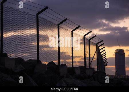 Stachelzaun Sonnenuntergang gegen niedrige Wolke 2 von 2 Stockfoto