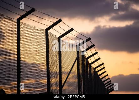 Stachelzaun Sonnenuntergang gegen niedrige Wolke 2 von 2 Stockfoto