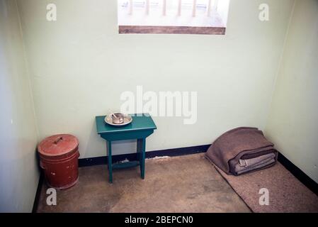 In dieser Zelle schlief Nelson Mandela 18 Jahre lang auf Robben Island. Er wurde den größten Teil des Tages rausgelassen. Es ist jetzt eine große Touristenattraktion. Stockfoto