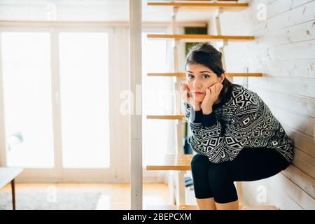 Gestresste traurige Frau in schlechter Laune überdenken Problems.Bored zu Hause bleiben mom.Quarantine psychische Gesundheit effect.Social Distanzierung Einsamkeit.emotional Stockfoto