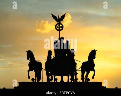 Dunkler Silhouette-Eindruck bei Sonnenuntergang der Quadriga am Brandenburger Tor in Berlin Stockfoto