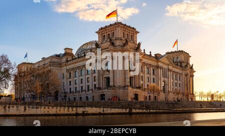 Reichstagsgebäude Sitz des Deutschen bundestages von der Ostseite mit der Spree im Vordergrund Stockfoto